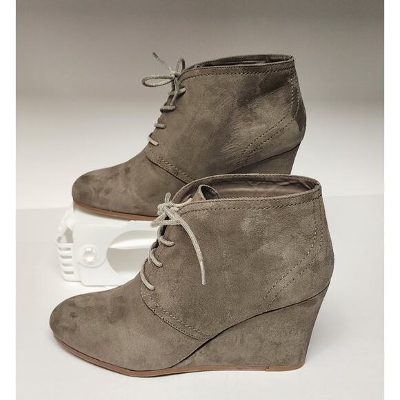 Arizona Jean Company Faux Suede Lace up Ankle Wedge Boots Color Taupe Size 9.5M - Picture 2 of 8